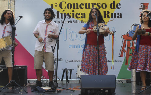 O grupo Racabeca Andarilha se apresentando do 1º Concurso de Música de Rua - Toca Aí do Pátio Metrô São Bento